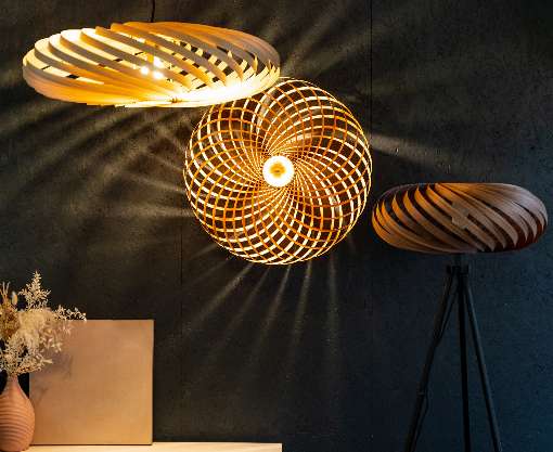 Bild 3: Warmes Licht verbreiten diese Furnierleuchten. Foto: IFN/Gofurnit